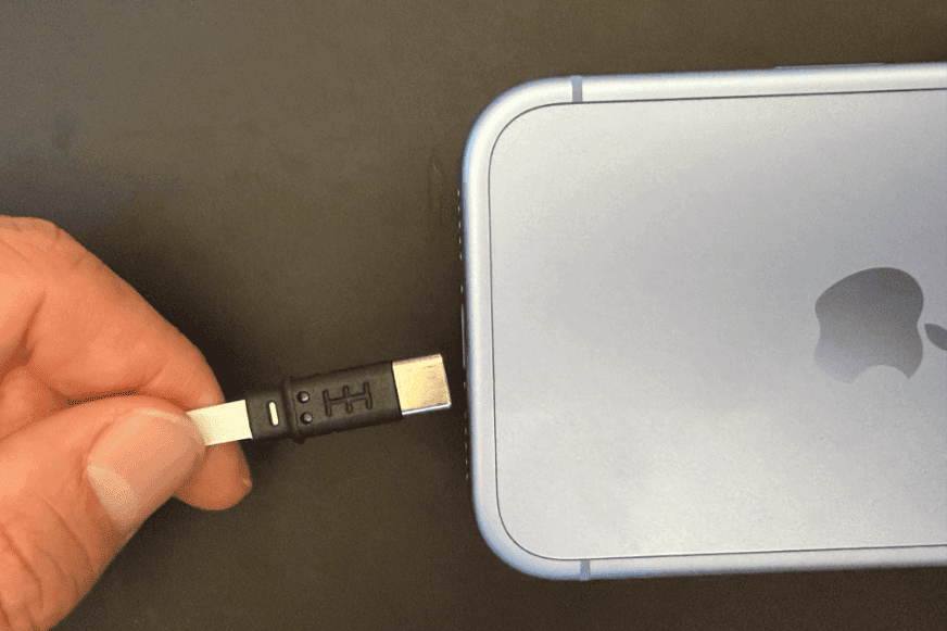 iPhone 18 Pro wird mit USB-C-Kabel an der unteren Kante aufgeladen